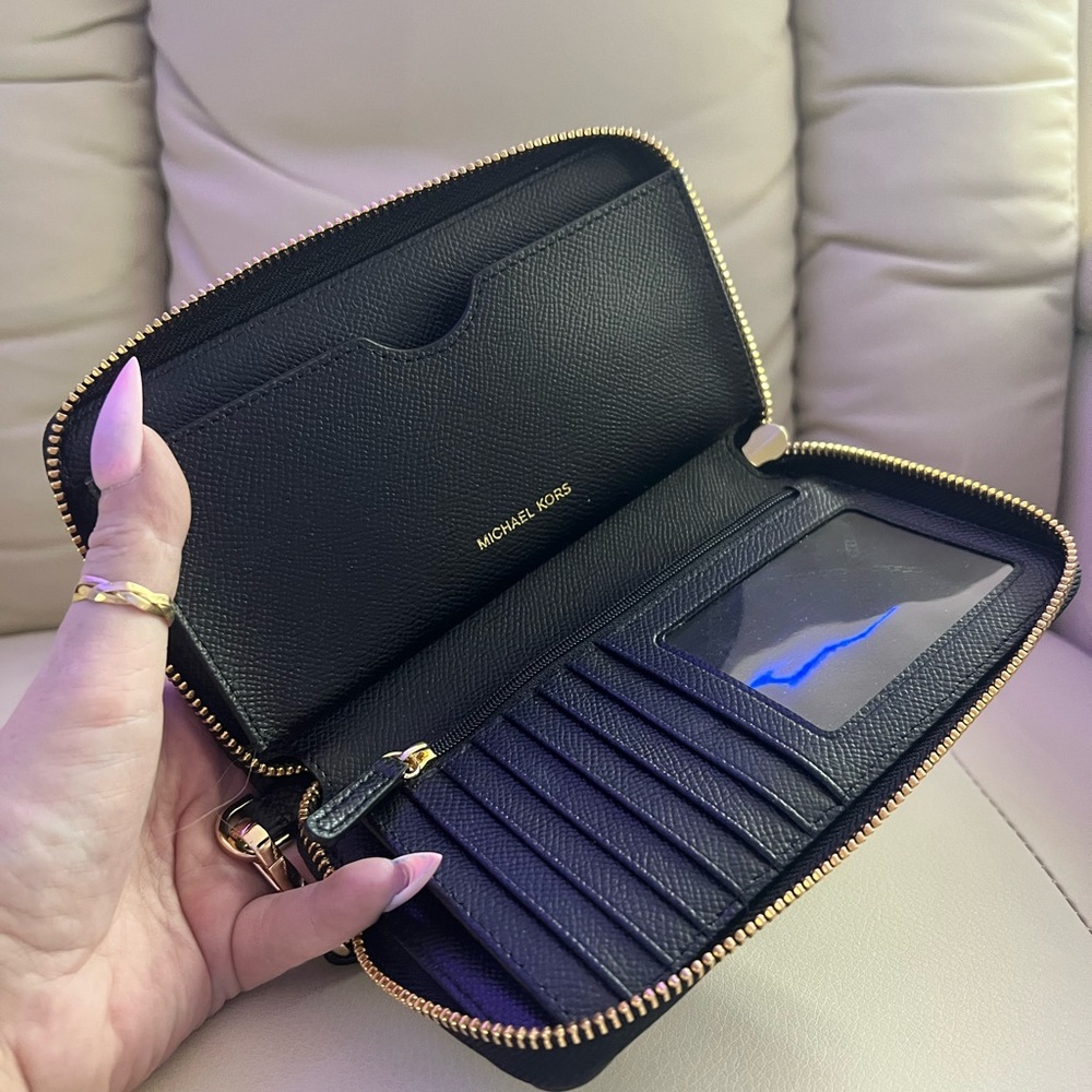 ๐ Michael Kors, leather phone case and wallet๐ด๐ฆnew๐๐๐ฅฐ๐๐๐๐๐๐๐๐๐ - Picture 2 of 5